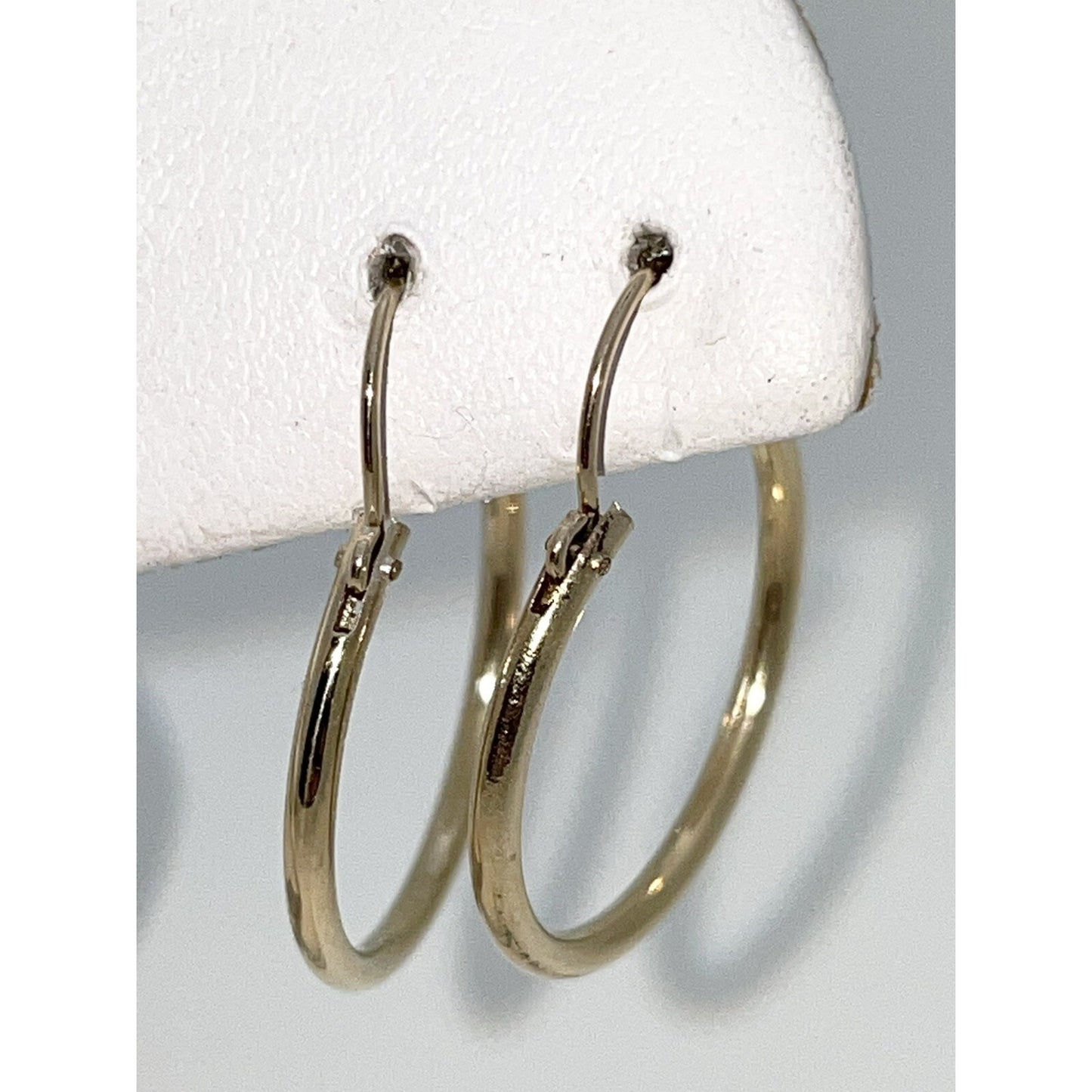 14K Yellow Gold Hollow Hoop Earrings 1.1g Lightweight Womens Jewelry