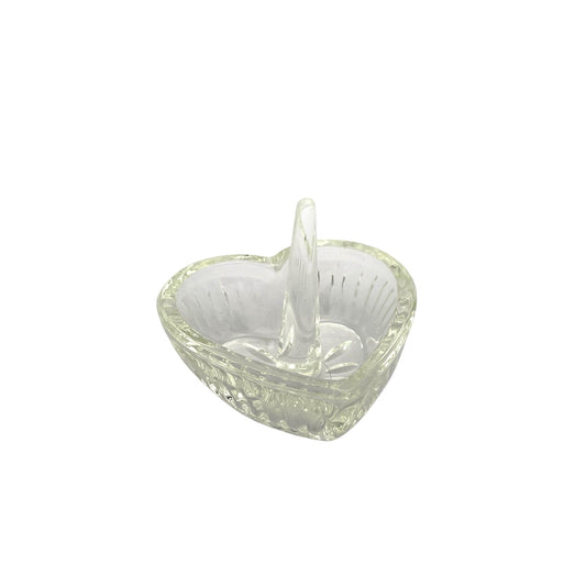 Sm Heart-Shaped Clear Glass Ring Holder With Diamond Pattern Design