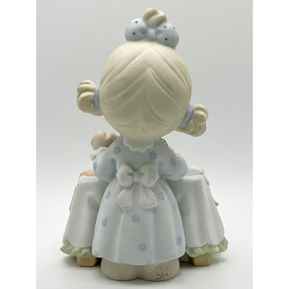Precious Moments 2000 Giving My Heart Freely Figurine 650013
