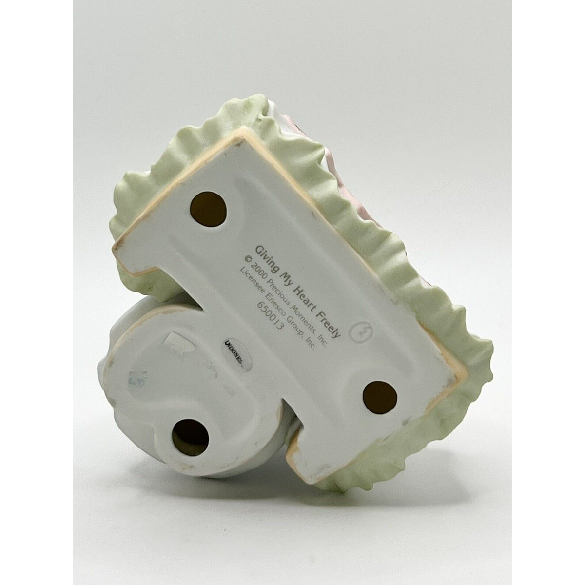 Precious Moments 2000 Giving My Heart Freely Figurine 650013