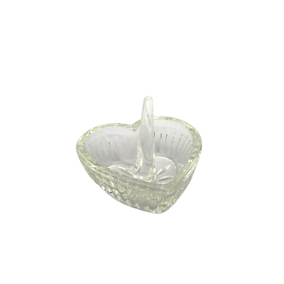 Sm Heart-Shaped Clear Glass Ring Holder With Diamond Pattern Design