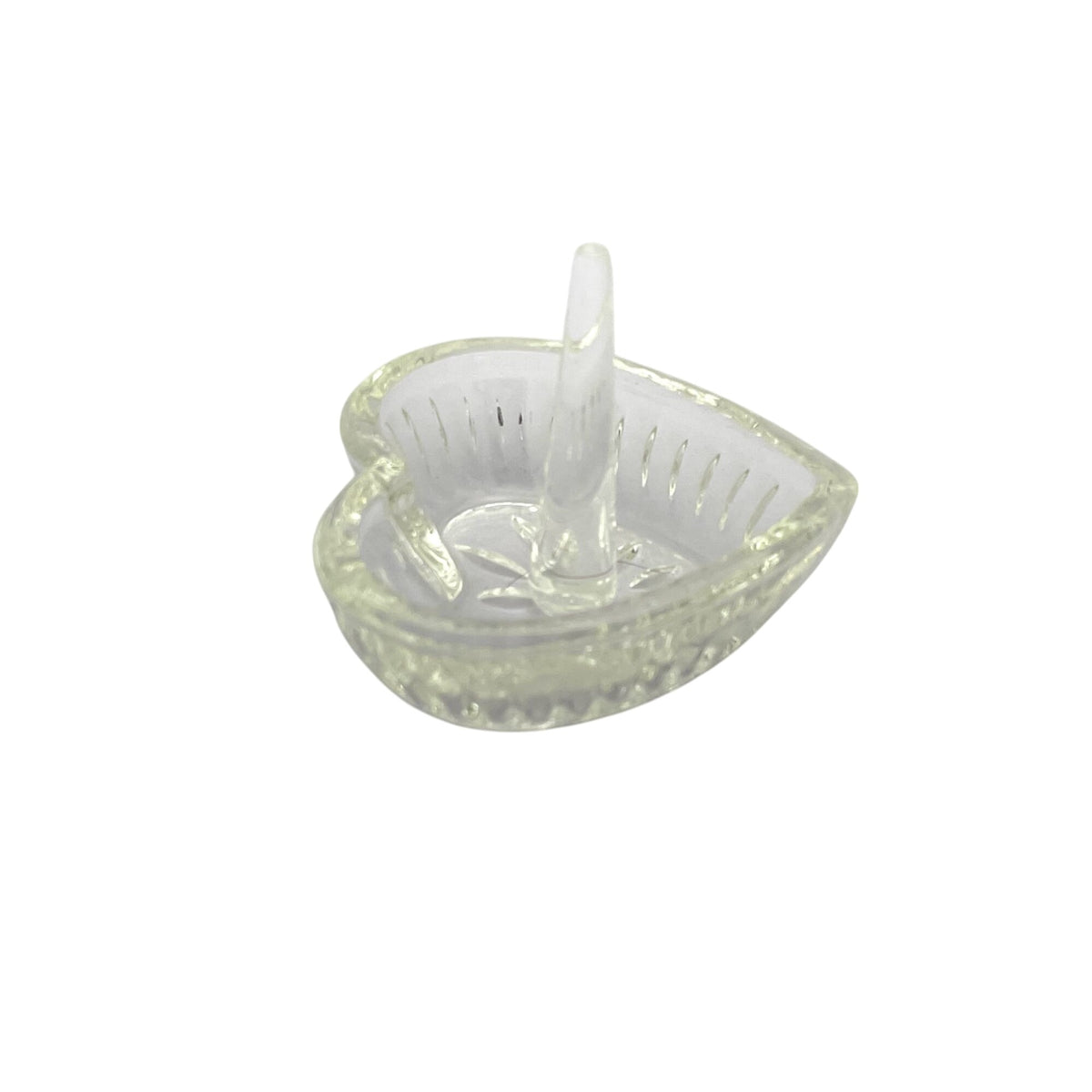 Sm Heart-Shaped Clear Glass Ring Holder With Diamond Pattern Design