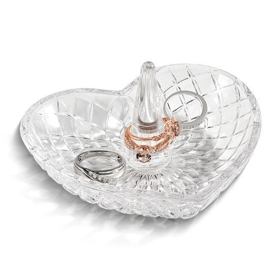 Sm Heart-Shaped Clear Glass Ring Holder With Diamond Pattern Design
