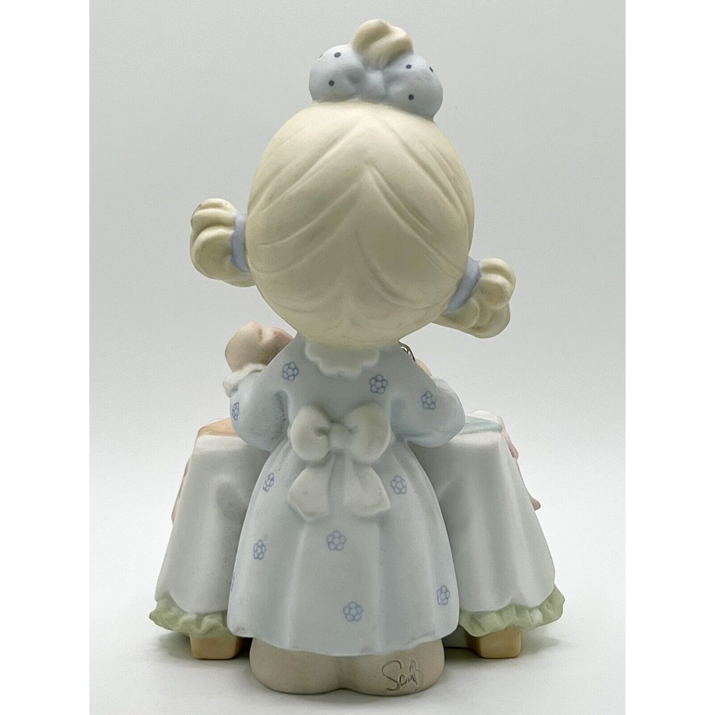 Precious Moments 2000 Giving My Heart Freely Figurine 650013