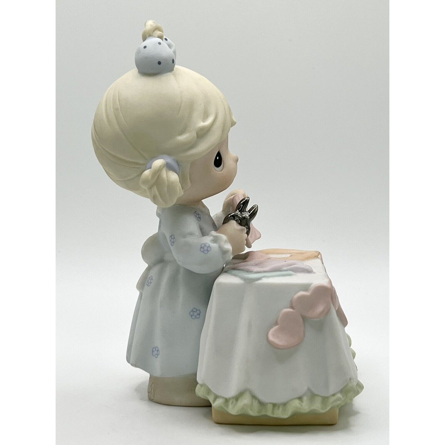 Precious Moments 2000 Giving My Heart Freely Figurine 650013