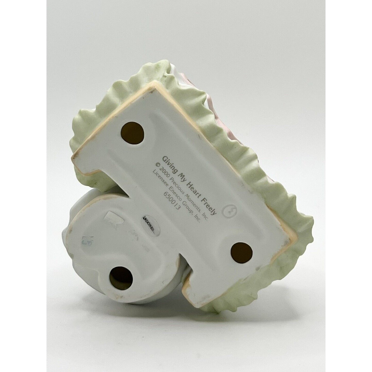 Precious Moments 2000 Giving My Heart Freely Figurine 650013