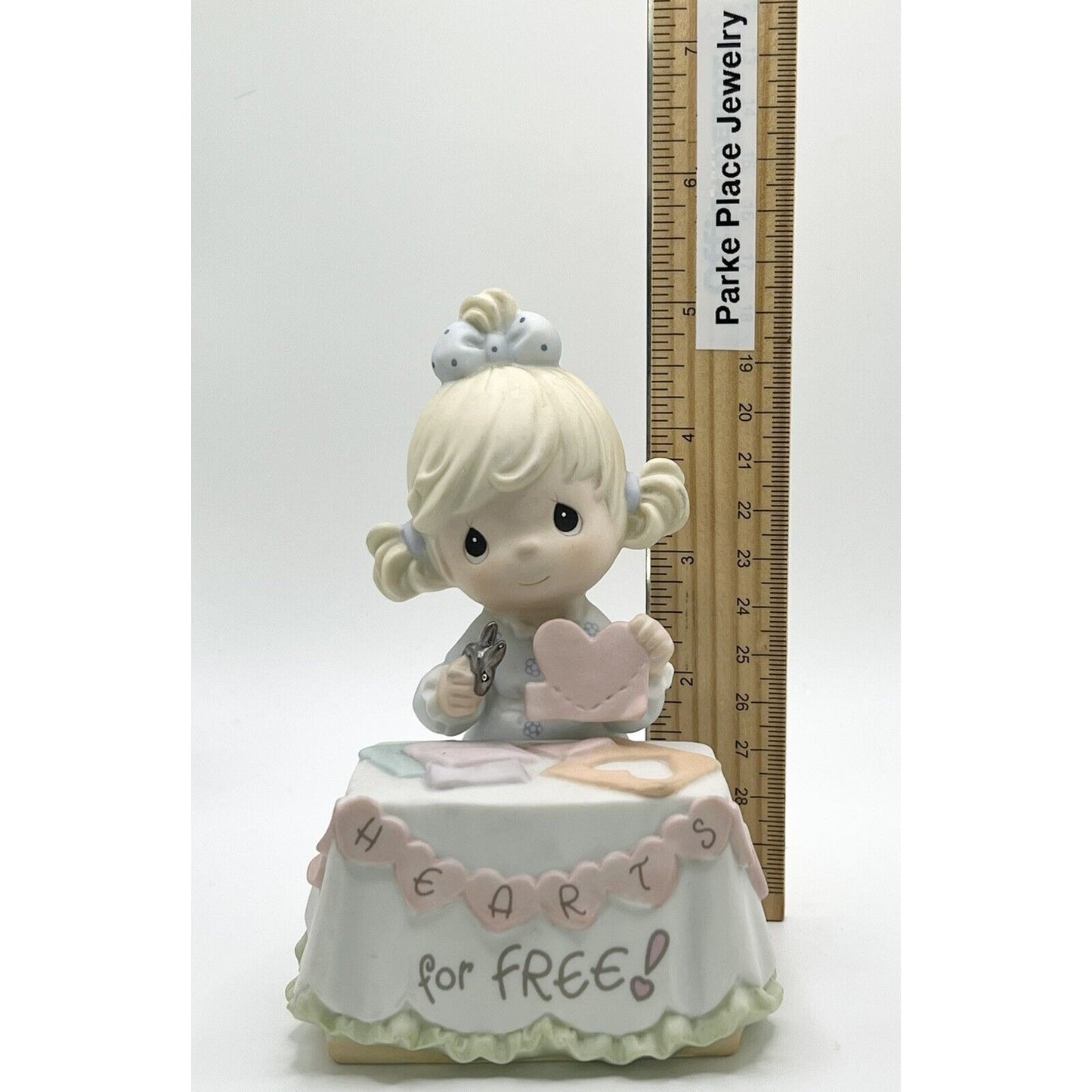 Precious Moments 2000 Giving My Heart Freely Figurine 650013